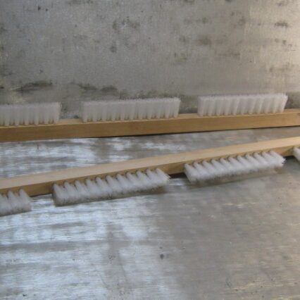 Block and belt brushes